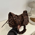 Borsa a spalla leopardata con manico a pieghe e dettagli con coulisse per l'autunno - Marrone