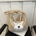Bolso de hombro acolchado beige con un lindo detalle de animal de peluche - Caqui