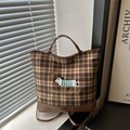Borsa tote a quadretti marroni con ricamo bassotto e tracolla in pelle regolabile - Stile Dettaglio Verde (Quadri Marroni)