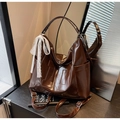 Borsa tote marrone scuro lucida con cuciture a H e ciondolo a fiocco in pizzo bianco - Marrone