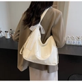 Dettaglio della borsa tote off-white con fiocco in pizzo e toppa numerica su morbida pelle PU - Bianco Sporco