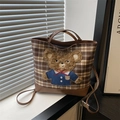 Borsa tote a scacchi marroni con applicazione orsetto 3D e manici in pelle per uso quotidiano - Orso Preppy