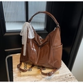 Borsa tote in pelle PU marrone lucida con numero dieci a rilievo e fiocco in pizzo bianco - Marrone