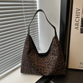 Retro-Hobo-Tasche mit Leopardenmuster und schwarzem Riemen in minimalistischem Design - Braun