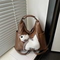 Borsa tote marrone in morbida pelle con ciondolo a forma di cane di peluche sulla finestra - Marrone