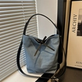 Minimalistische blauwe denim bucket bag met zwarte leren strik en schouderband - Lichtblauw