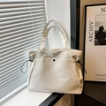 Grande borsa tote bianca con coulisse nere e dettagli minimalisti in luce naturale - Bianco