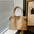 Grande borsa tote in nylon beige con coulisse laterali e chiusura con bottone - Cachi