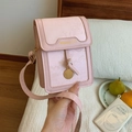 Mini borsa a tracolla rosa chiaro con trama floreale a rilievo e scritte dorate - Rosa