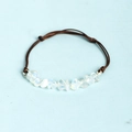 Bracciale in corda di cuoio fatto a mano con pietre di cristallo bianco irregolari - Opale