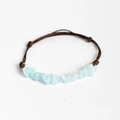 Bracciale intrecciato a mano con scaglie di pietra naturale blu e cordino marrone - Acquamarina