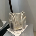 Elegant floral embroidery tote bag with cream fabric and stylish tassel pendant - Traditional Painting White