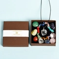 Naturkristall-Geschenkset mit polierten Edelsteinen und weißer Quarz-Halskette - Kristallschmuck Geschenkbox-Set