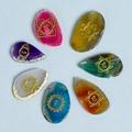 Set di 7 ciondoli in fette di agata chakra con simboli sanscriti dorati - Frammento Di Agata Dorata Con Fori