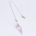 Kegelvormige rozenkwarts pendel hanger met een zilveren ketting op witte achtergrond - Rozenkwarts