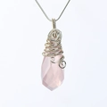 Colgante de cuarzo rosa envuelto en alambre hecho a mano en forma de gota plateada - Cuarzo rosa