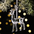 Transparenter Rentier-Weihnachtsanhänger aus Acryl mit weißem Band am Tannenzweig - Transparent Rentier Stil A