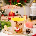 Weihnachtskorb aus Sackleinen mit 3D-Rentier-Applikation und kariertem Schal-Detail - Rentier / Beige