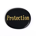Gepolijste zwarte obsidiaan duimsteen met gouden Protection gravure voor ontspanning - Obsidiaan: Bescherming