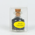 Cristaux d'obsidienne noire dans une petite bouteille à vœux en verre avec bouchon - Obsidienne