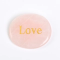 Ovale roze kristallen duimsteen met gouden Love-gravure voor stressverlichting - Rozenkwarts: Liefde
