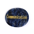 Gepolijste ovale sodaliet duimsteen met gouden Communication gravering - Sodaliet: Communicatie