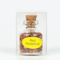 Mini bouteille en verre de cristaux de Goldstone rouge dans un boîtier d'exposition - Grès doré