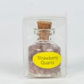 Éclats de quartz fraise dans une bouteille en verre avec bouchon en liège et boîte - Quartz Fraise