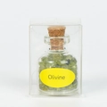 Pierres de cristal d'olivine naturelle dans une mini bouteille en verre et bouchon - Péridot
