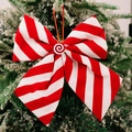 Weihnachtsschleife mit rot-weißen Streifen und Spiral-Zuckerdose-Verzierung - Pfefferminz Schwamm Schleife Rot Weiß Breit Gestreift