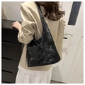Vista detallada del bolso tote negro de gran capacidad con bolsillo lateral al hombro - Negro