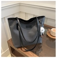 Detail der grauen geflochtenen Tragetasche mit Anhänger und FASHION & BAGS Etikett - Schwarz