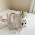 Witte tweed draagtas met gouden ketting en pluchen wolkbedeltje in witte variant kleur - Wit