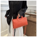Elegante borsa arancione con stampa coccodrillo, manico tondo e tracolla sottile - Arancione