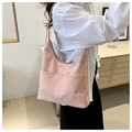 Detalle del bolso hobo rosa con textura suave y dos bolsillos frontales al hombro - Rosa