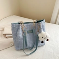 Lichtblauwe getextureerde shopper met gouden ketting en wit wolkje als accessoire - Blauw