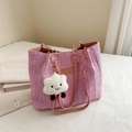 Roze geweven shopper met witte wolk pluche hanger en metalen kettingriem - Roze