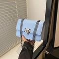 Schicke hellblaue Leder-Kettenschultertasche mit quadratischer Klappe und Silberschnalle - Blau