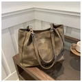 Détail d'un grand sac cabas marron avec chaîne argentée et lettrage blanc du logo - Marron