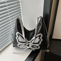 Sac à épaule noir style Y2K en simili cuir avec motifs papillons argentés et lanières - Noir