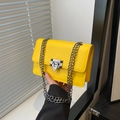 Gelbe quadratische Kettenumhängetasche mit strukturiertem Leder und Silberverschluss - Gelb