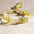 Handgefertigtes gewebtes Wickelarmband mit natürlichen grünen Kristallen und Kordelzug - Frühling - Peridot