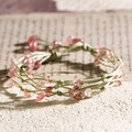 Handgefertigtes Armband mit rosa und roten Naturkristallen und grüner Kordelwebung - Sommer - Erdbeerquarz