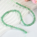 Perles rondes en pierre naturelle vert clair pour bijoux DIY sur plateau en céramique - Taille Six