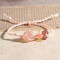 Bracelet tressé en quartz rose avec pendentif fleur et cordon rose ajustable - Quartz rose