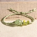 Bracelet tressé à la main avec pierre naturelle vert clair et détail de rose jaune - Fluorite Verte