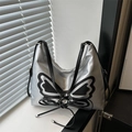 Sac seau métallisé argenté avec patch papillon noir et détails de laçage croisé - Noir et Argent