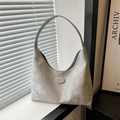 Minimalistische lichtgrijze hobo schoudertas met matte textuur en sikkelvormig design - Grijs