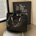 Borsa tote in tela nera con stampa a farfalla e catena decorativa con fiori di perle - Nero