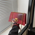 Red crocodile texture shoulder bag with retro gold clasp and chain strap - Vintage Geometric Buckle Style / Red
